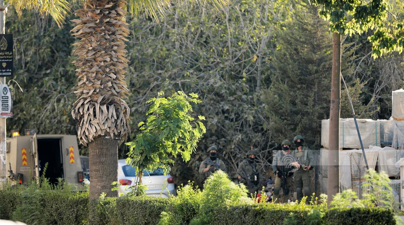 قوات الاحتلال خلال اقتحامها بلدة بيتونيا (تصوير: محمد نوفل/ وفا)